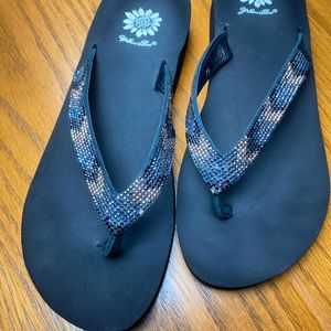 🟨Yellow Box flip flops 🩴 size 7.5  BRAND NEW 🟨